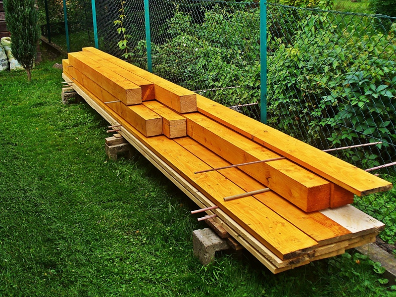 ebeniste-GONFARON-min_boards_the_rafters_joinery_tree_painting_wood_colored_paint-871508
