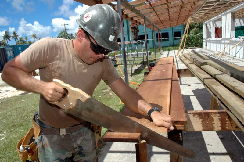 ebeniste-GONFARON-min_worker_construction_building_carpenter_male_job_build_helmet-893290